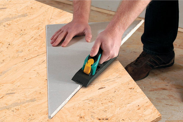 WOLFCRAFT Edge Planer: Chamfering Gypsum Board. Hand tool for smoothing drywall edges. Easy and safe handling with soft grip.