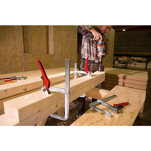 Bessey Lever Clamp GH - 588-040 in use: Woodworking with secure and quick clamping, up to 8,500 N force. Durable tool.