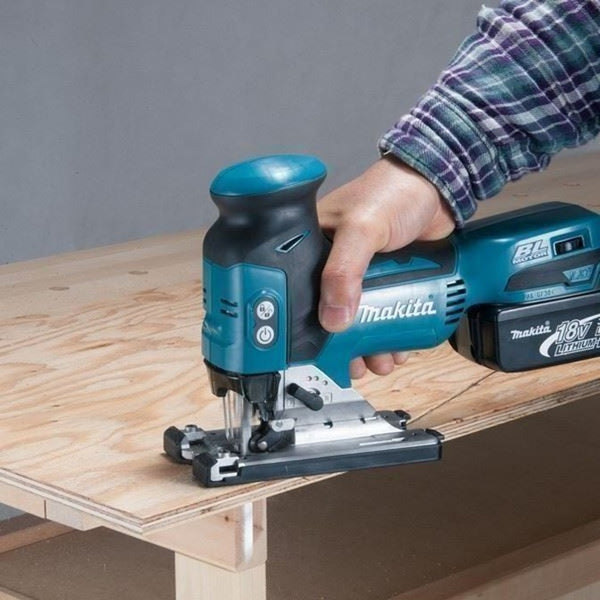 MAKITA CORDLESS JIG SAW Cutting Wood: Power Tool In Action - chavda.com