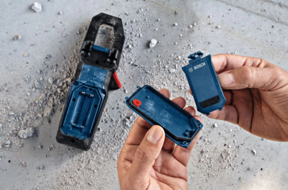 Bosch GMC 600-15 Professional Current Clamp: Battery Compartment Open for AA Batteries