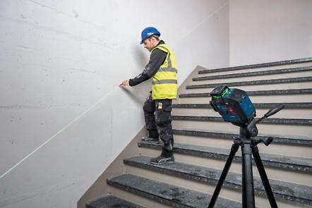 BOSCH GLL 80-33 G Laser Level: Construction worker using green laser line for staircase leveling. Accuracy and efficiency combined!